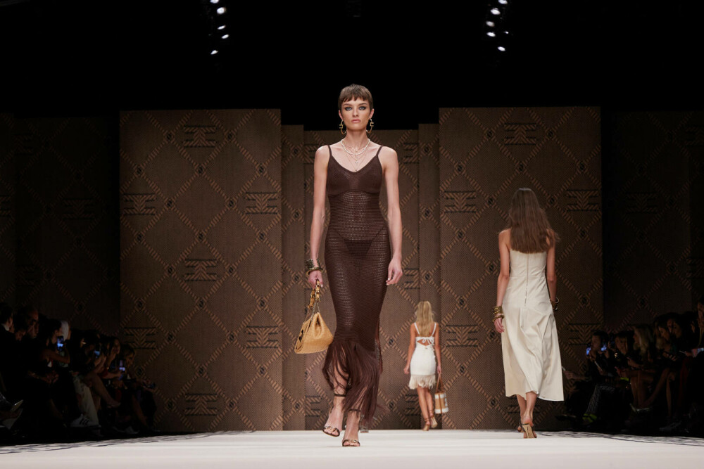 Ținute spectaculoase la Milano Fashion Week. Armani, Prada și Maison Margiela, printre vedetele podiumului | GALERIE FOTO - Imaginea 18