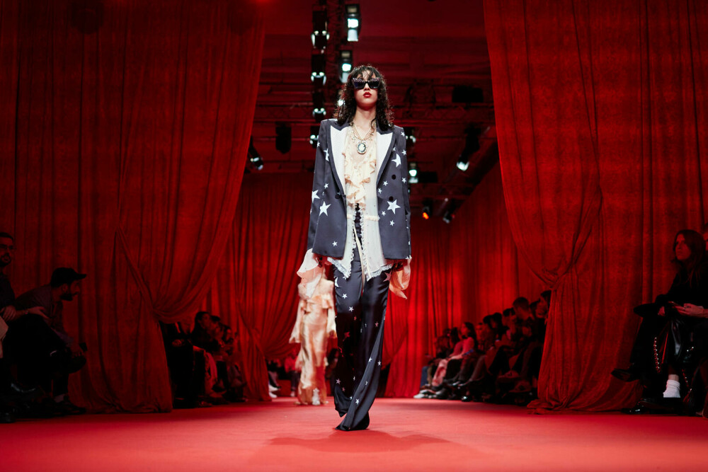 Ținute spectaculoase la Milano Fashion Week. Armani, Prada și Maison Margiela, printre vedetele podiumului | GALERIE FOTO - Imaginea 14