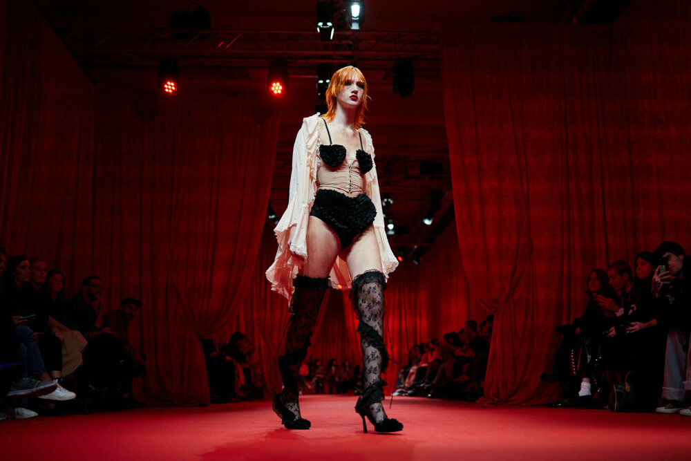Ținute spectaculoase la Milano Fashion Week. Armani, Prada și Maison Margiela, printre vedetele podiumului | GALERIE FOTO - Imaginea 13