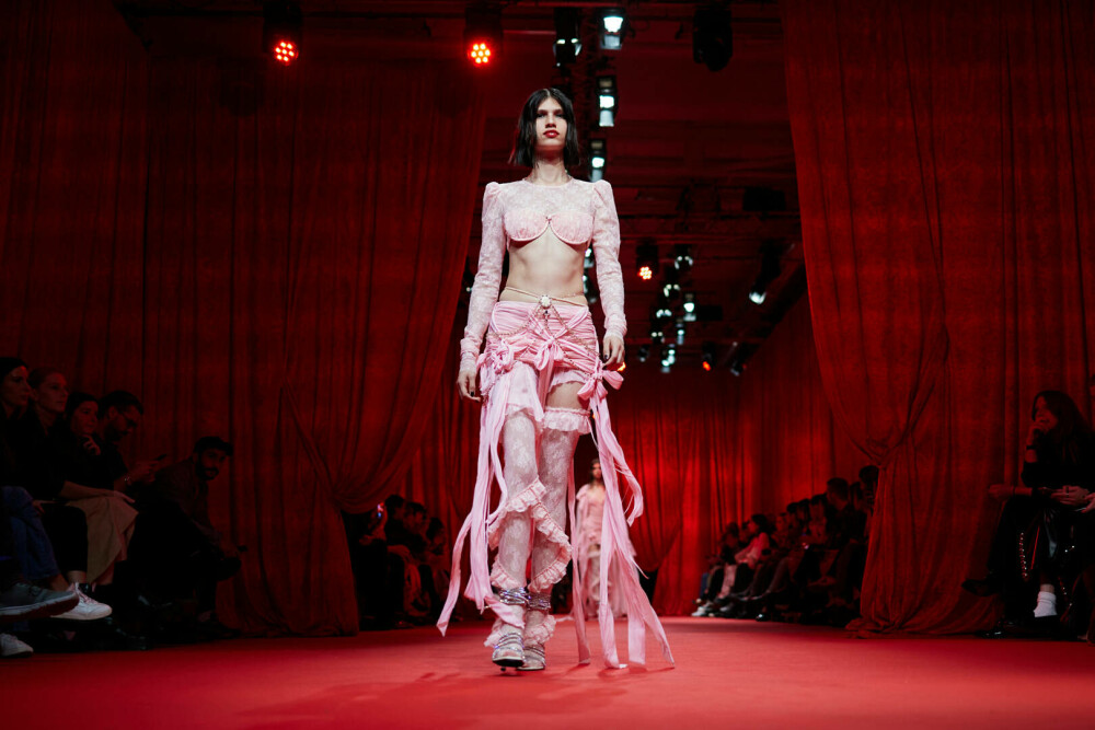 Ținute spectaculoase la Milano Fashion Week. Armani, Prada și Maison Margiela, printre vedetele podiumului | GALERIE FOTO - Imaginea 12