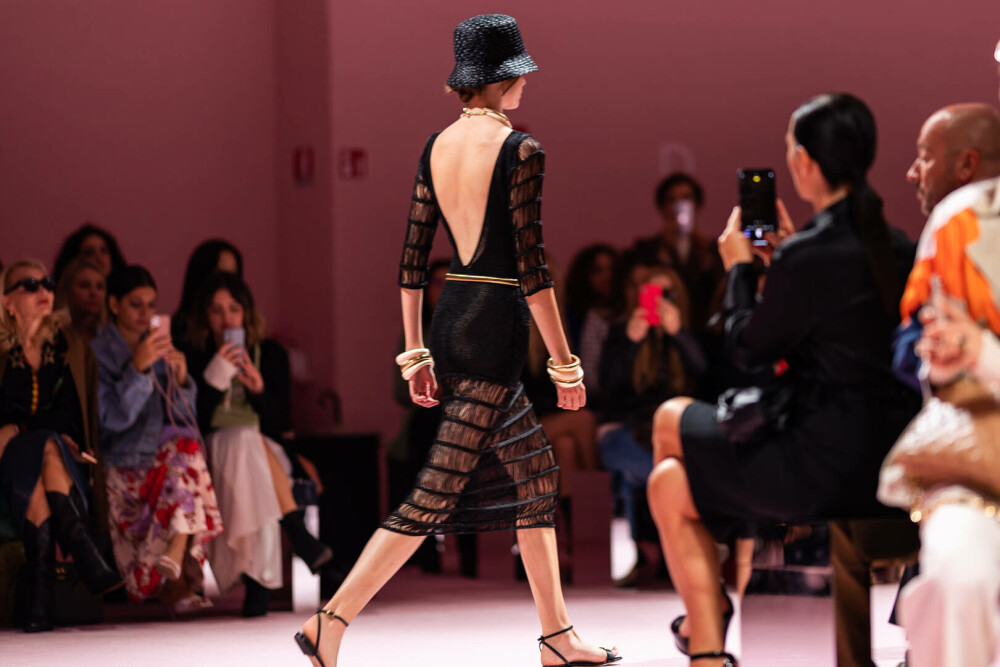 Ținute spectaculoase la Milano Fashion Week. Armani, Prada și Maison Margiela, printre vedetele podiumului | GALERIE FOTO - Imaginea 39