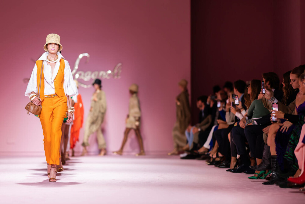 Ținute spectaculoase la Milano Fashion Week. Armani, Prada și Maison Margiela, printre vedetele podiumului | GALERIE FOTO - Imaginea 37