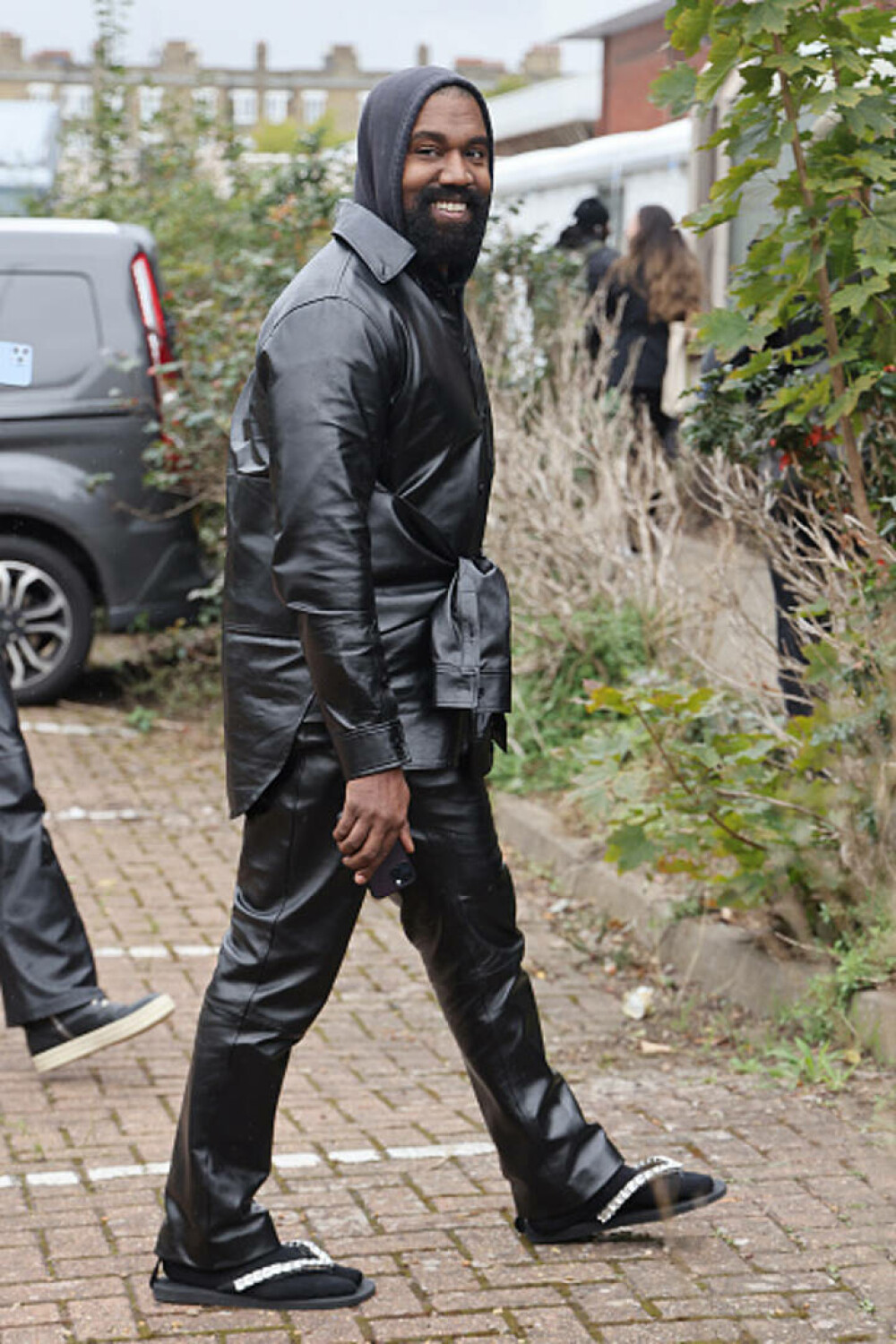 Kanye West, în șlapi și șosete la London Fashion Week GALERIE FOTO - Imaginea 15