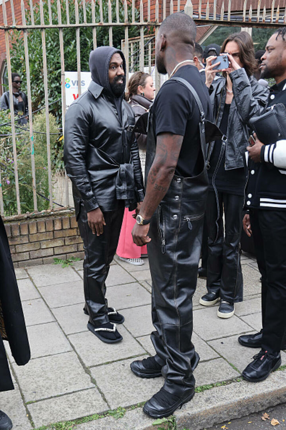 Kanye West, în șlapi și șosete la London Fashion Week GALERIE FOTO - Imaginea 13