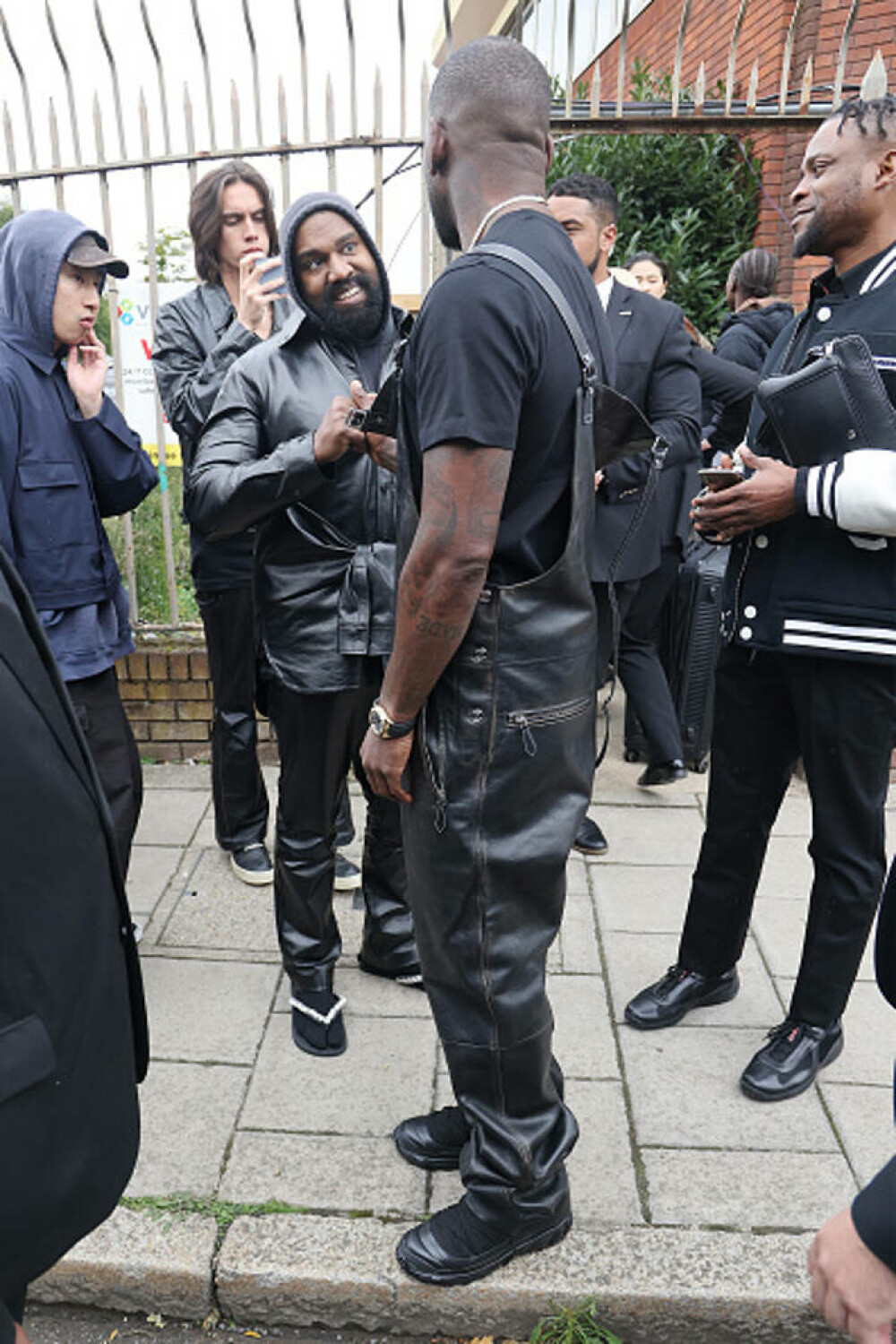 Kanye West, în șlapi și șosete la London Fashion Week GALERIE FOTO - Imaginea 11