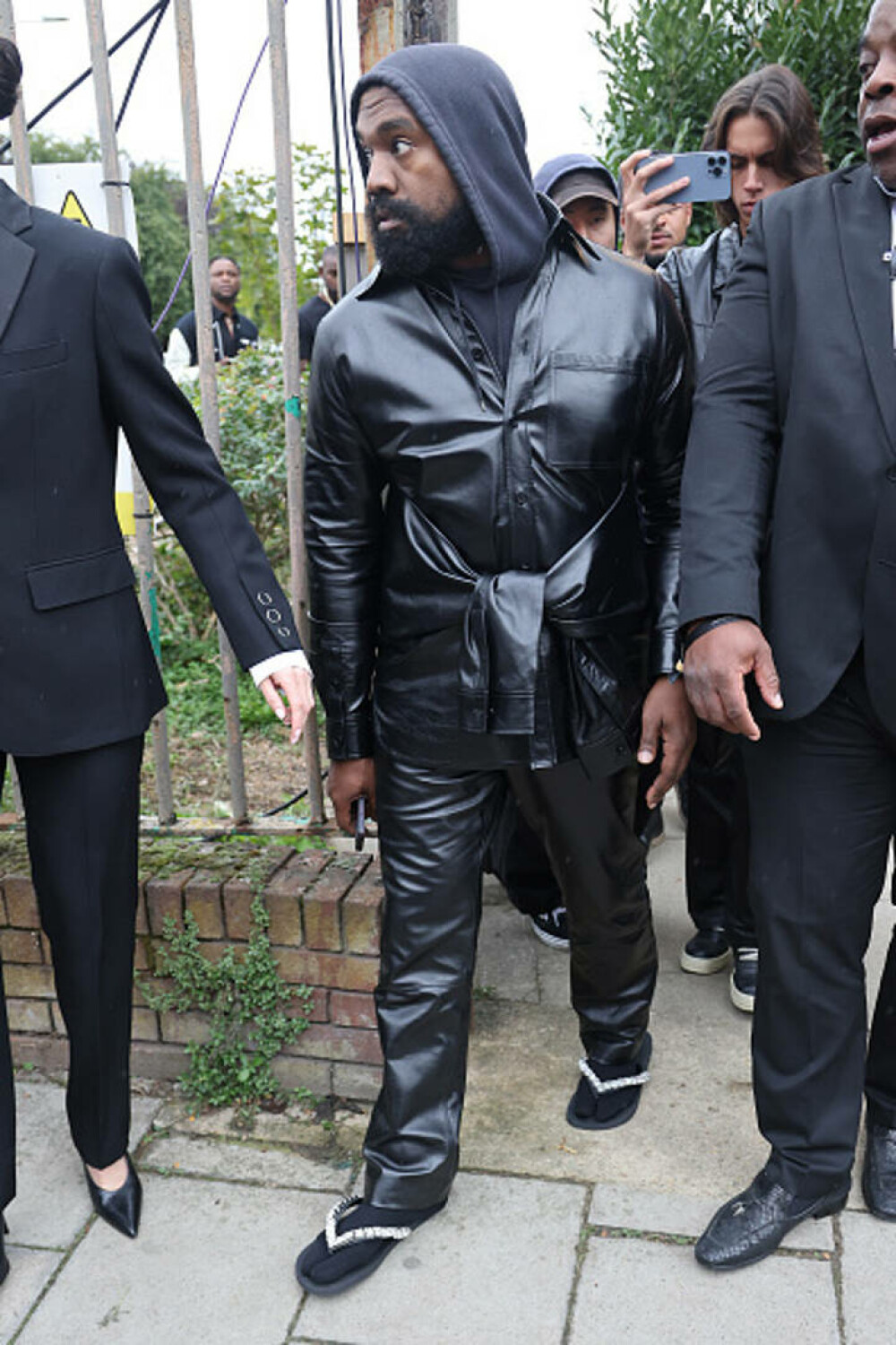 Kanye West, în șlapi și șosete la London Fashion Week GALERIE FOTO - Imaginea 9