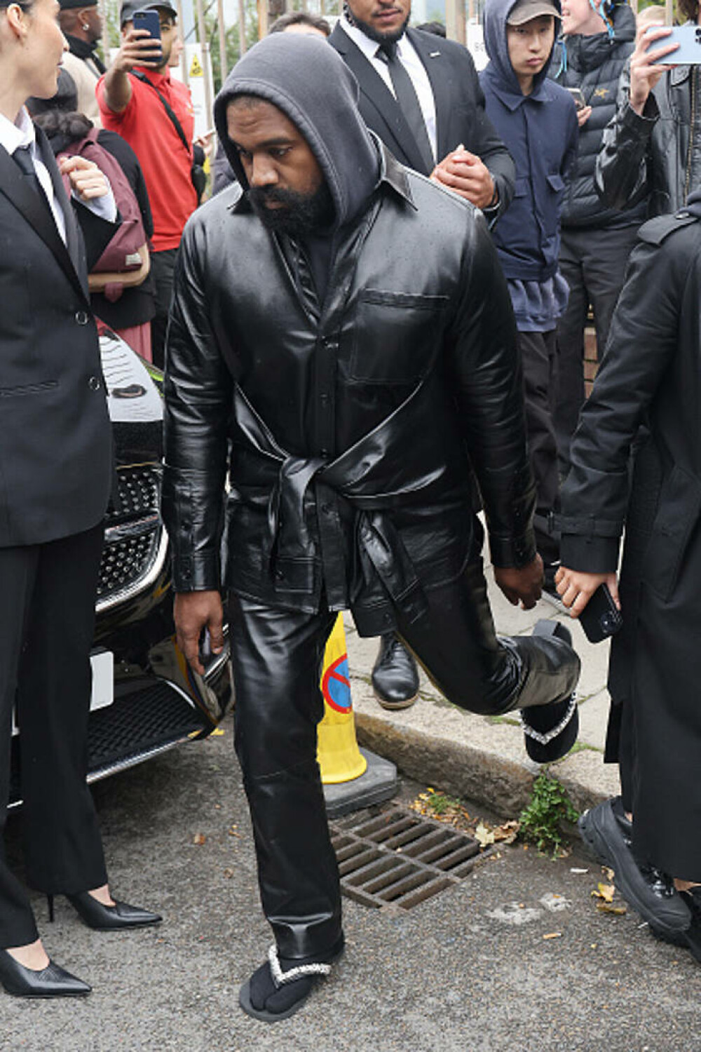 Kanye West, în șlapi și șosete la London Fashion Week GALERIE FOTO - Imaginea 8