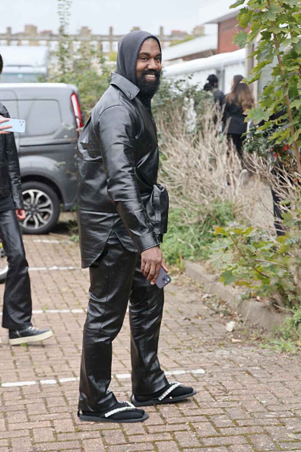 Kanye West, în șlapi și șosete la London Fashion Week GALERIE FOTO - Imaginea 7