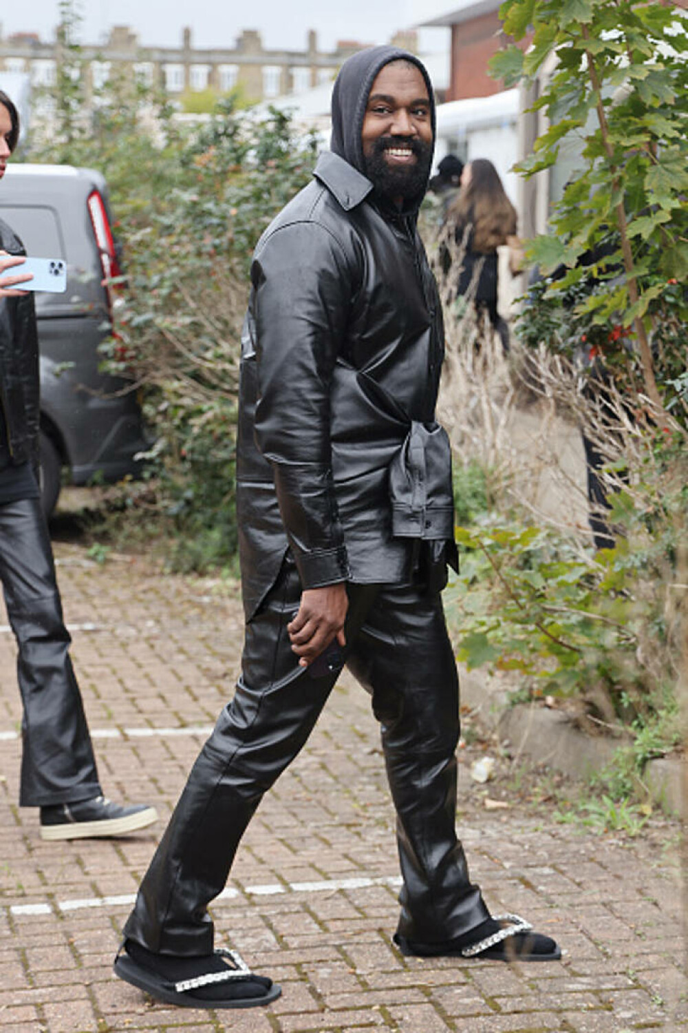 Kanye West, în șlapi și șosete la London Fashion Week GALERIE FOTO - Imaginea 4