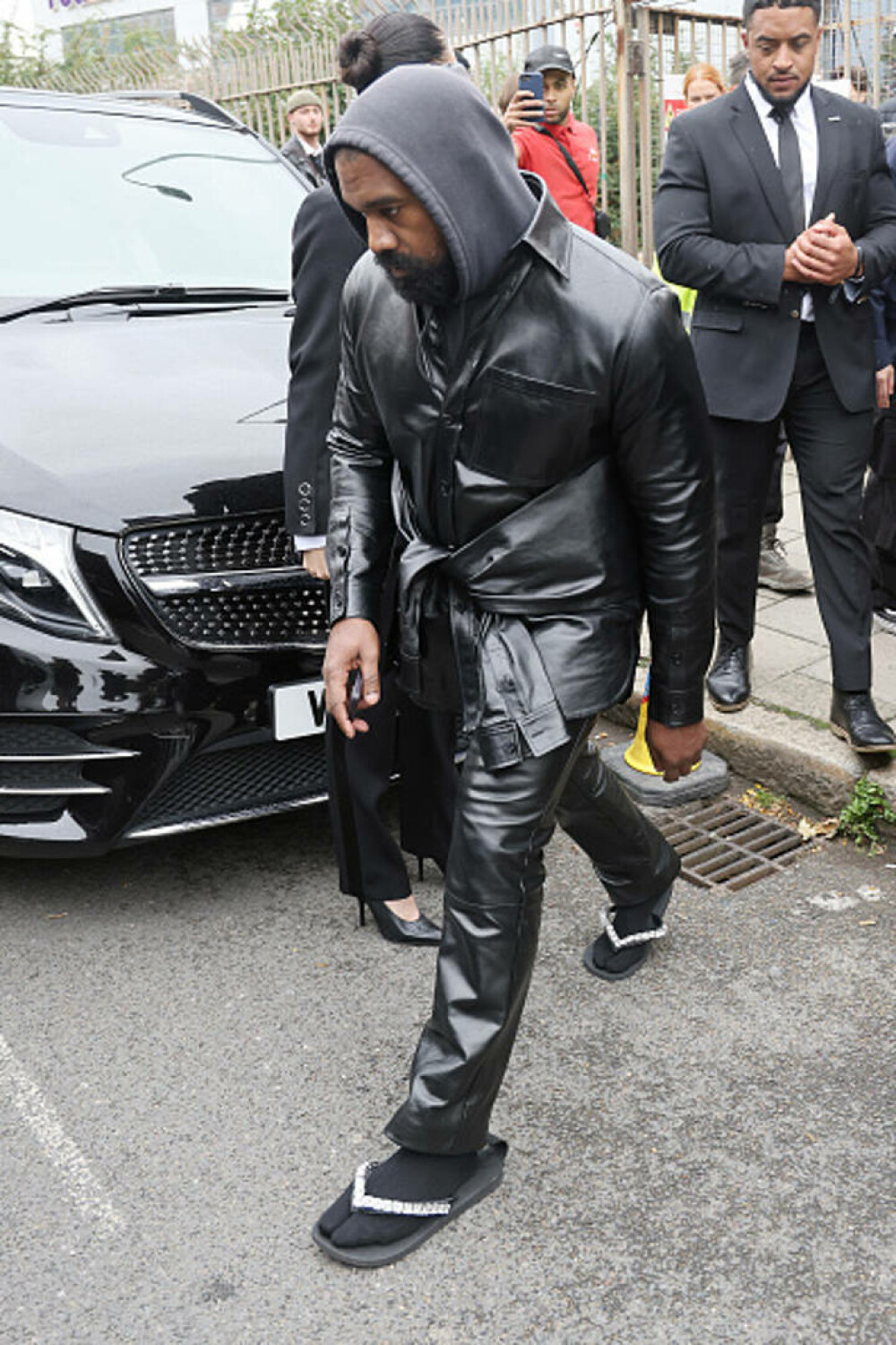 Kanye West, în șlapi și șosete la London Fashion Week GALERIE FOTO - Imaginea 2