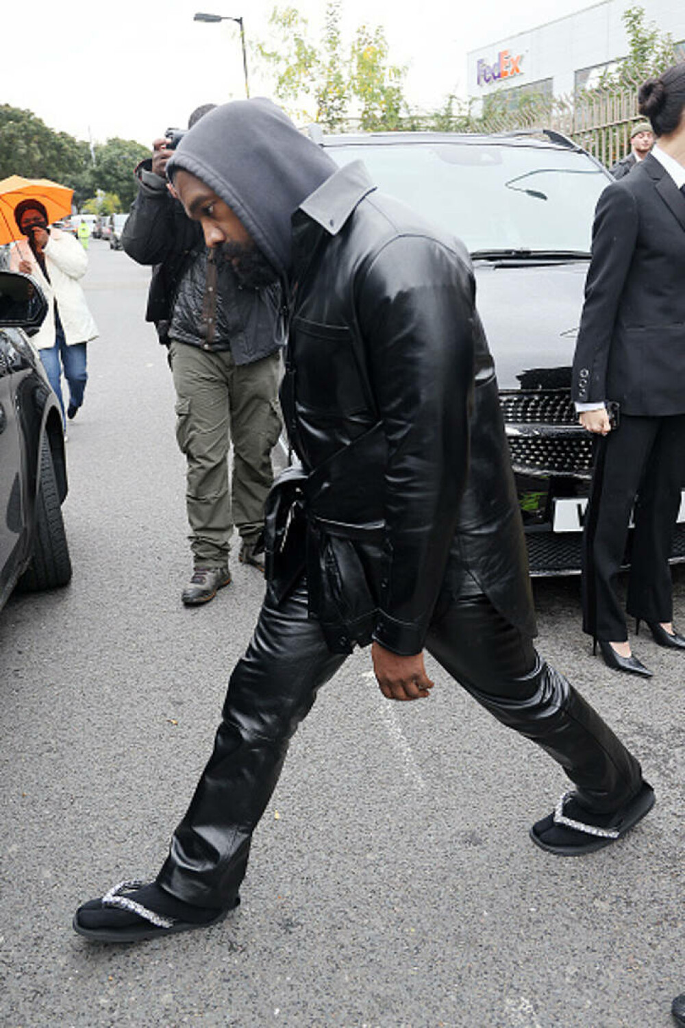 Kanye West, în șlapi și șosete la London Fashion Week GALERIE FOTO - Imaginea 1