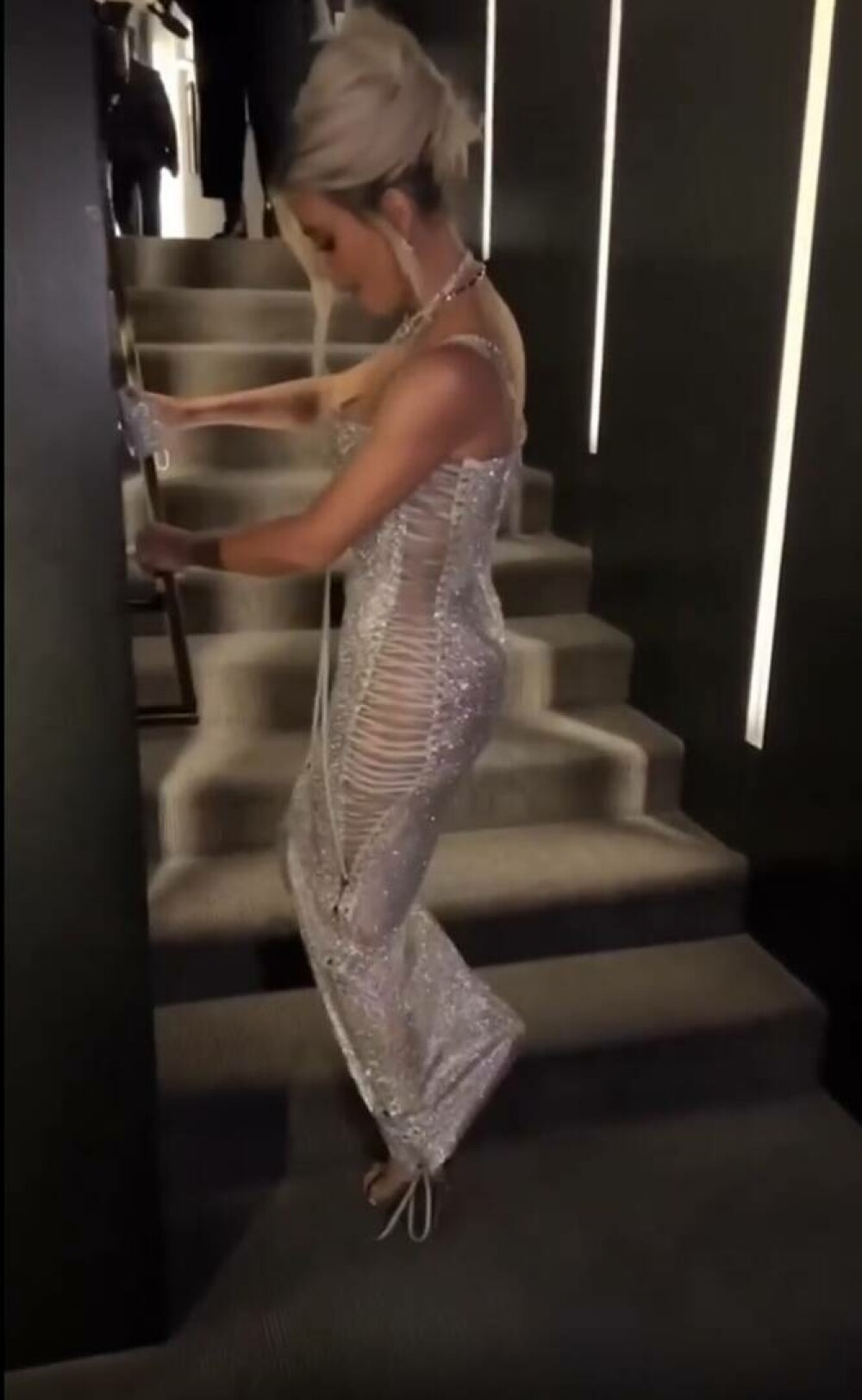 Kim Kardashian a sărit pe scări pentru că nu le putea urca, din cauza rochiei extrem de strâmte. VIDEO - Imaginea 5