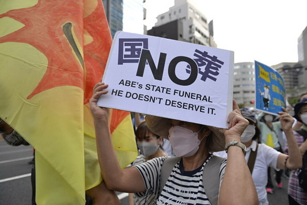 Sute de oameni protestează la funeraliile lui Shinzo Abe. Sunt peste 20.000 de forţe de ordine | GALERIE FOTO - Imaginea 13