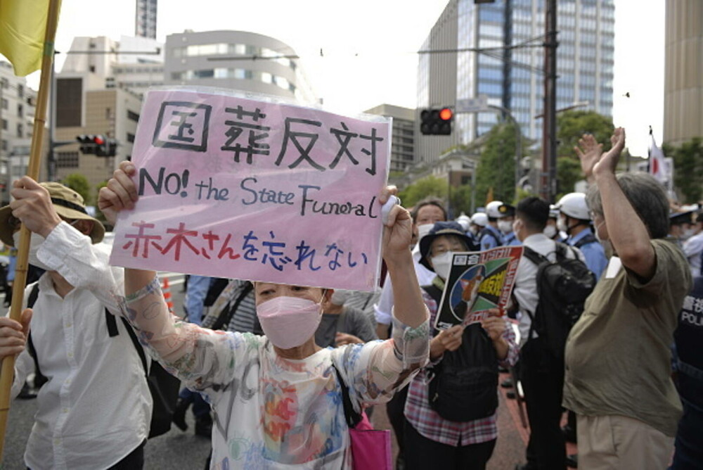 Sute de oameni protestează la funeraliile lui Shinzo Abe. Sunt peste 20.000 de forţe de ordine | GALERIE FOTO - Imaginea 10