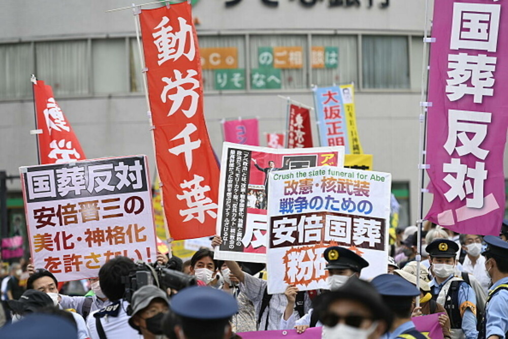 Sute de oameni protestează la funeraliile lui Shinzo Abe. Sunt peste 20.000 de forţe de ordine | GALERIE FOTO - Imaginea 9