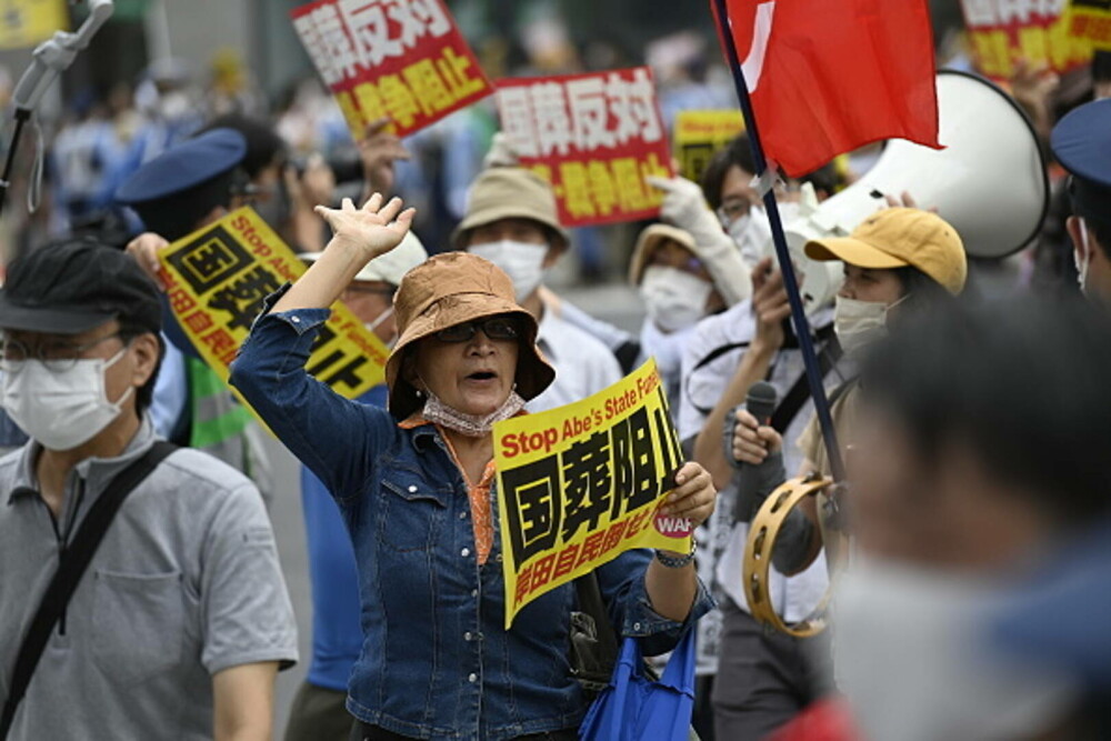 Sute de oameni protestează la funeraliile lui Shinzo Abe. Sunt peste 20.000 de forţe de ordine | GALERIE FOTO - Imaginea 7
