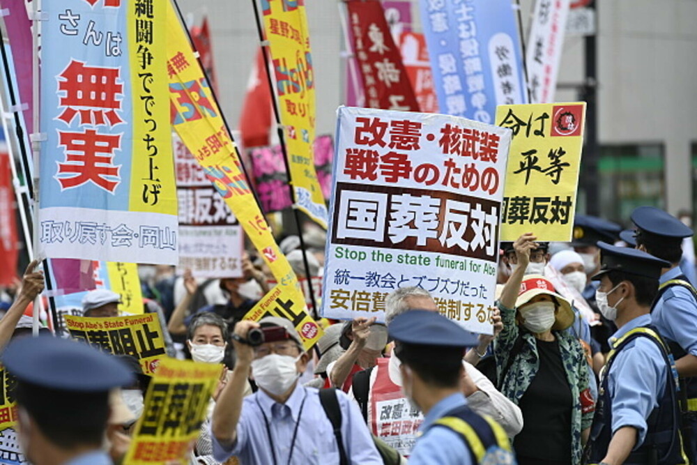 Sute de oameni protestează la funeraliile lui Shinzo Abe. Sunt peste 20.000 de forţe de ordine | GALERIE FOTO - Imaginea 6