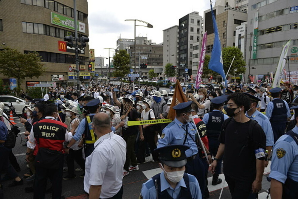 Sute de oameni protestează la funeraliile lui Shinzo Abe. Sunt peste 20.000 de forţe de ordine | GALERIE FOTO - Imaginea 4