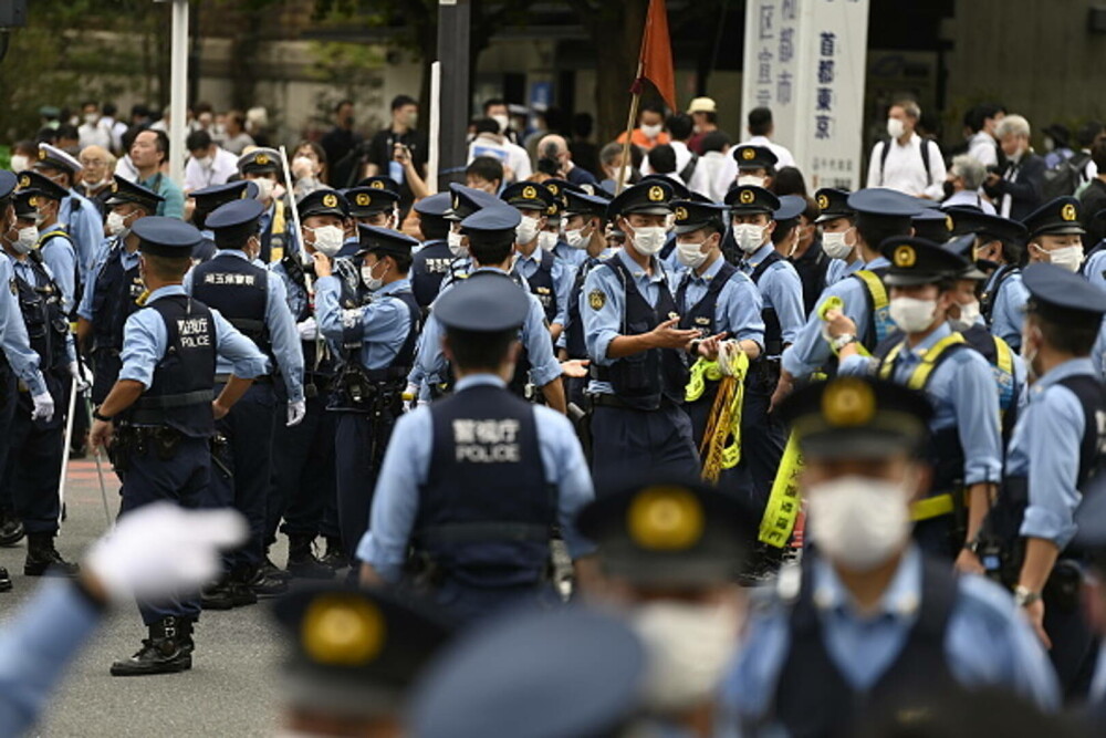 Sute de oameni protestează la funeraliile lui Shinzo Abe. Sunt peste 20.000 de forţe de ordine | GALERIE FOTO - Imaginea 2