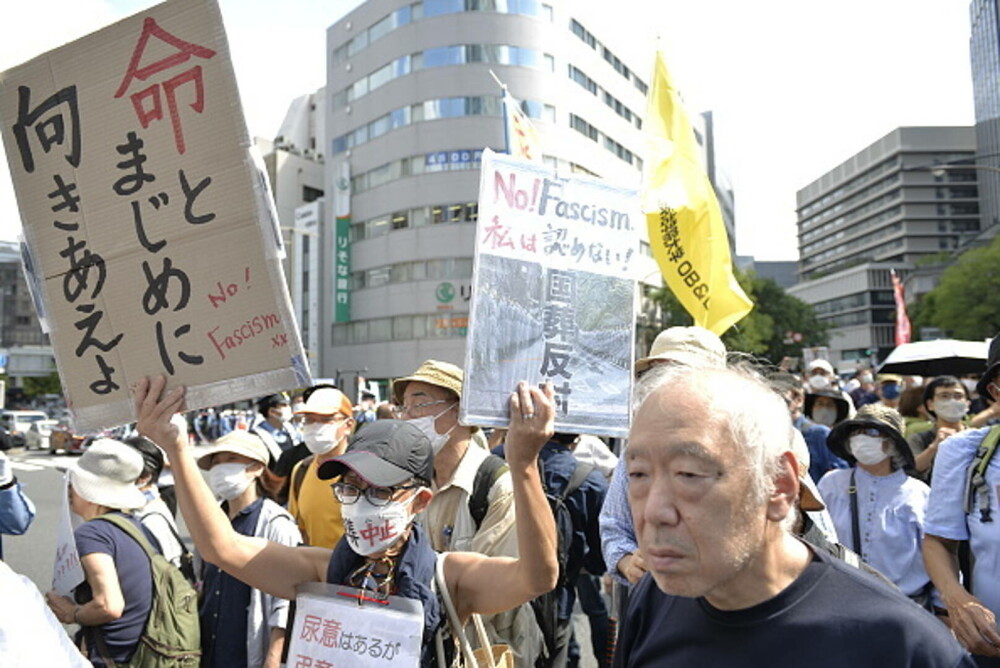 Sute de oameni protestează la funeraliile lui Shinzo Abe. Sunt peste 20.000 de forţe de ordine | GALERIE FOTO - Imaginea 1