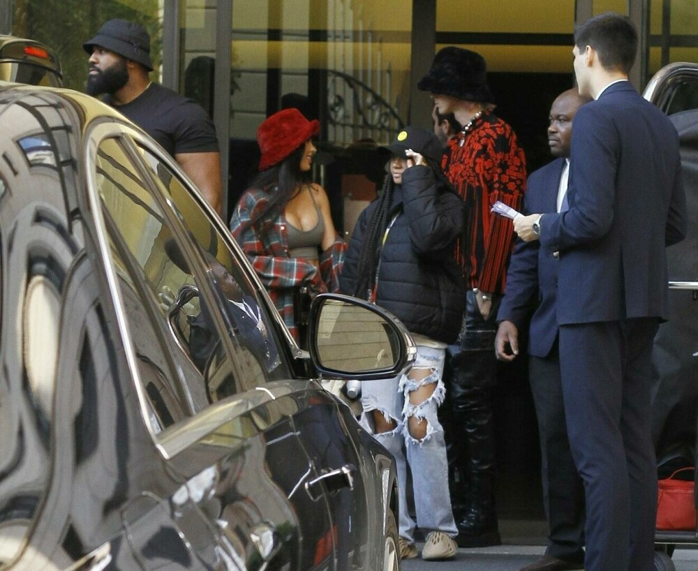 Megan Fox, apariție extravagantă în Milano, alături de Machine Gun Kelly. Fanii suspectează că și-a făcut implant mamar FOTO - Imaginea 10