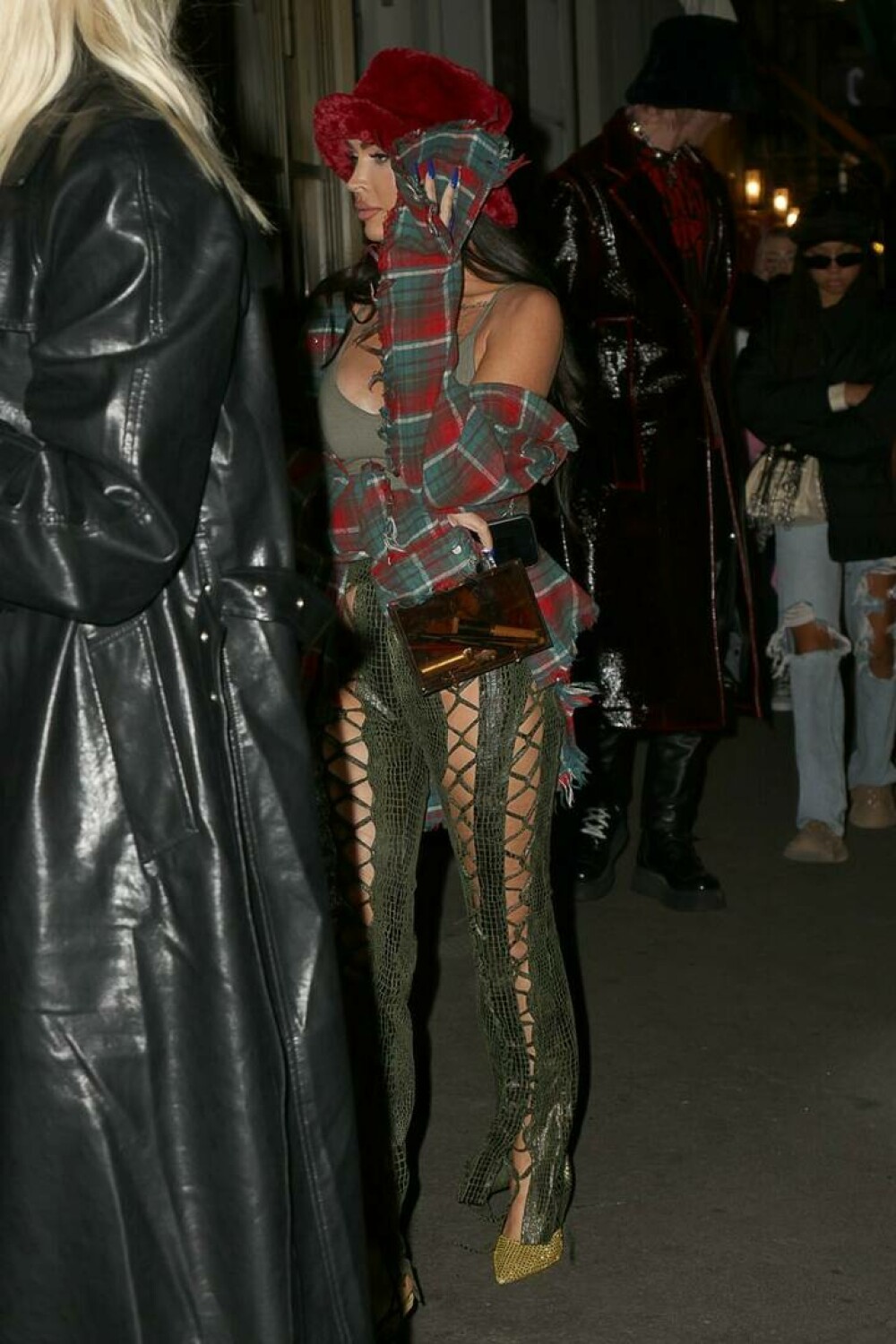 Megan Fox, apariție extravagantă în Milano, alături de Machine Gun Kelly. Fanii suspectează că și-a făcut implant mamar FOTO - Imaginea 4