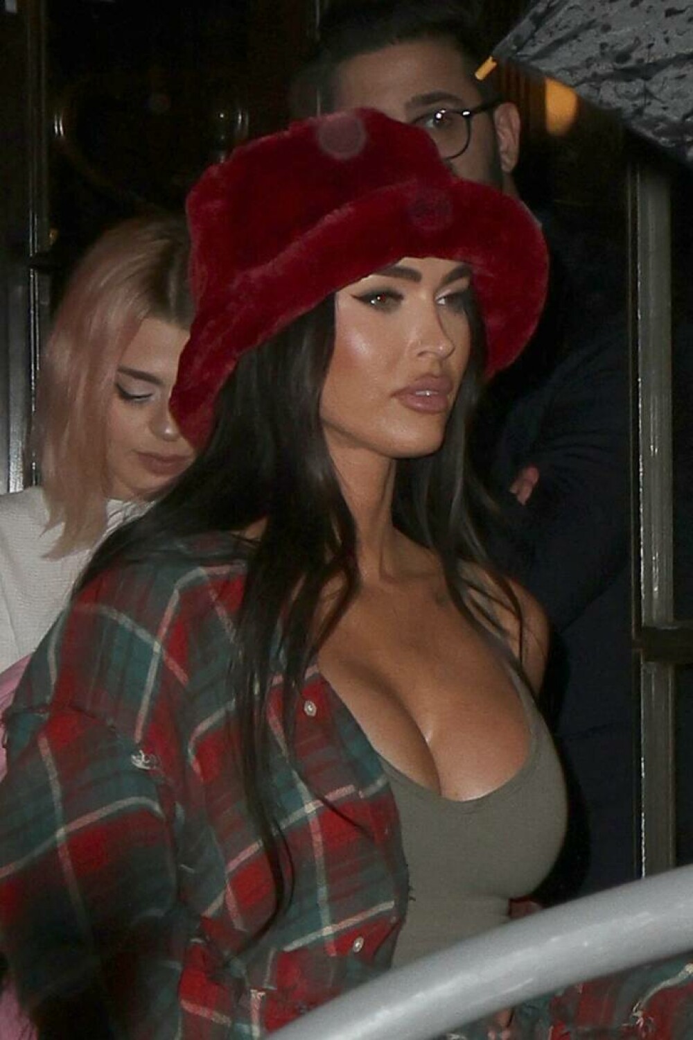 Megan Fox, apariție extravagantă în Milano, alături de Machine Gun Kelly. Fanii suspectează că și-a făcut implant mamar FOTO - Imaginea 14