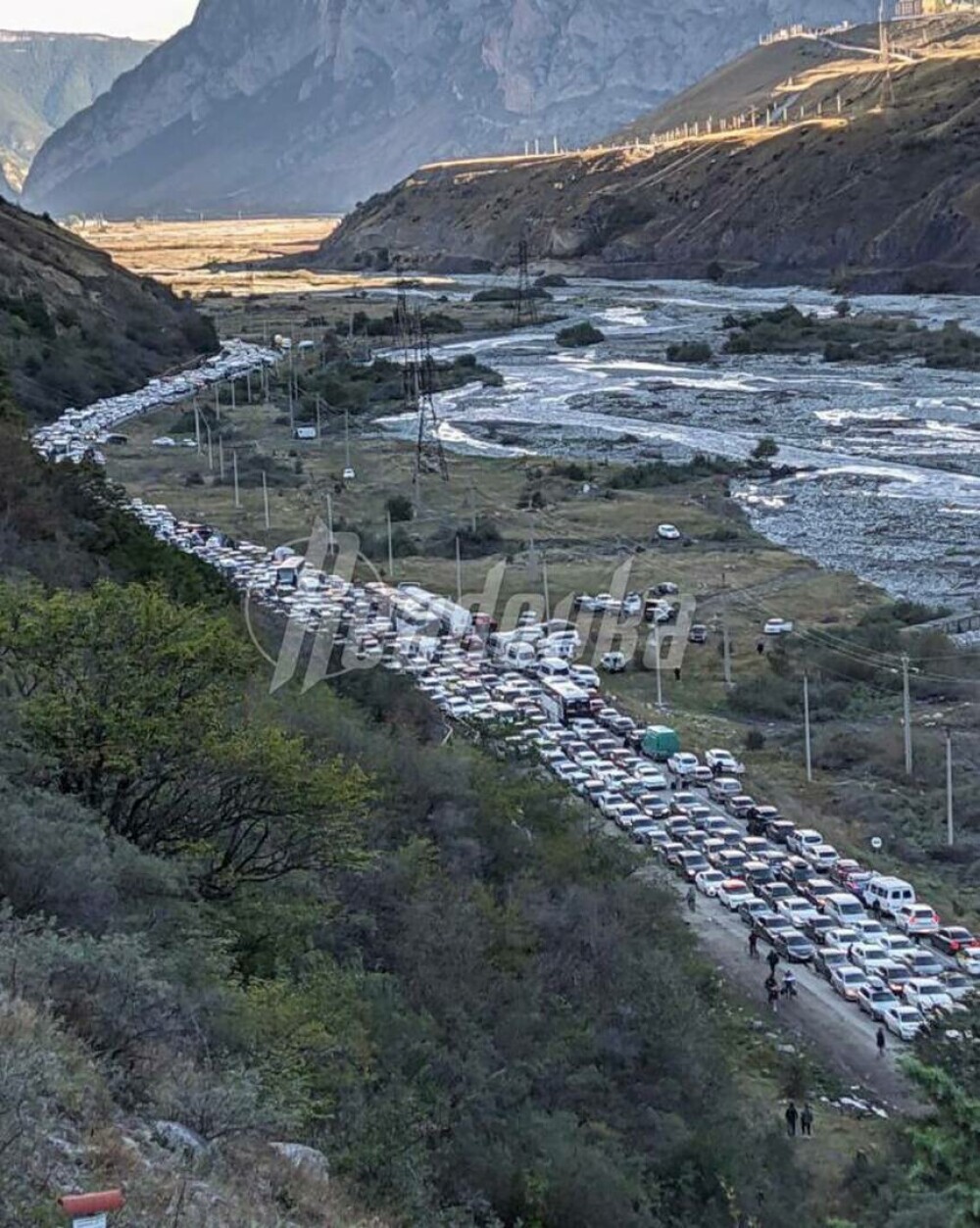 Rușii își vând mașinile la granița cu Georgia, cu tot cu locul la coadă. Cât cere un bărbat pe un BMW. GALERIE FOTO - Imaginea 10