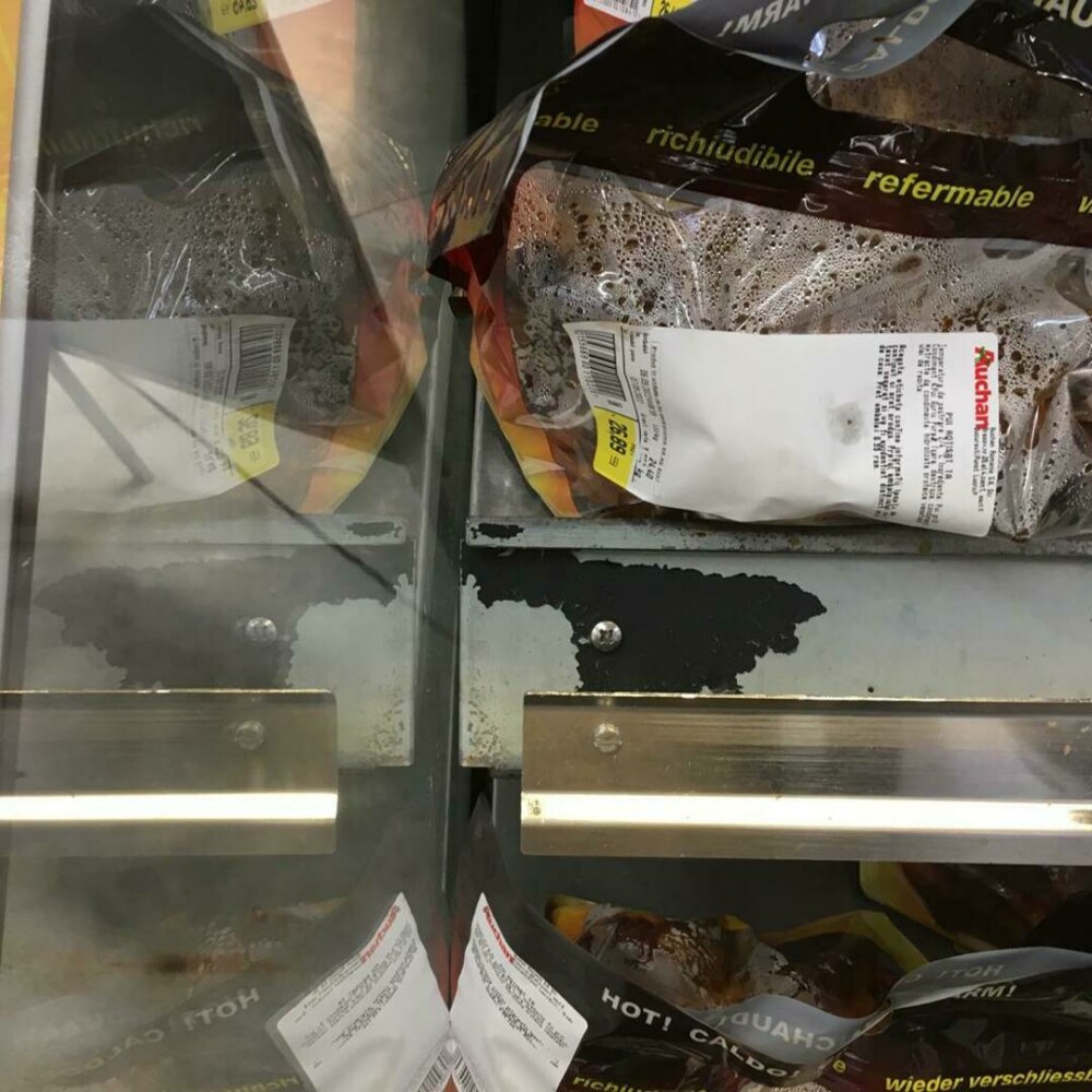 Zeci de magazine Auchan amendate. Nereguli descoprite de ANPC: Mucegai, mâncare stricată și galantare murdare | GALERIE FOTO - Imaginea 15