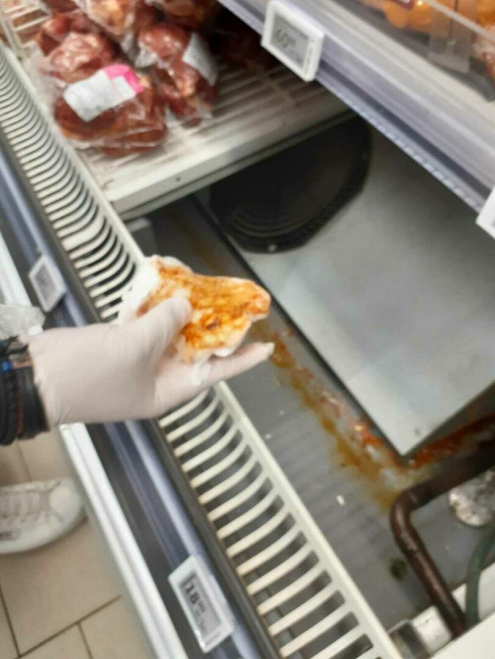 Zeci de magazine Auchan amendate. Nereguli descoprite de ANPC: Mucegai, mâncare stricată și galantare murdare | GALERIE FOTO - Imaginea 14