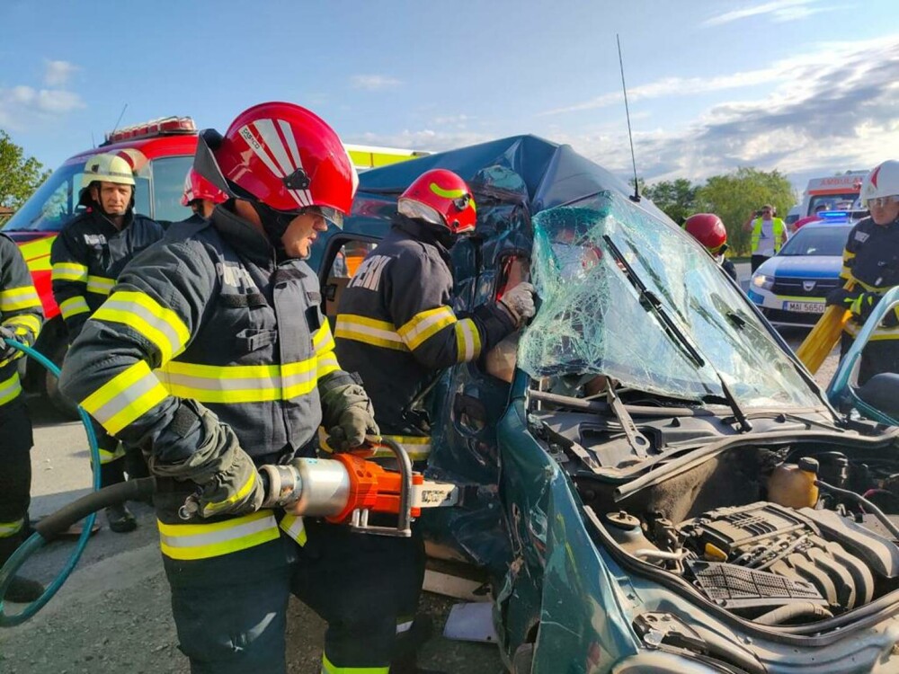 Accident grav pe DN 72, în Prahova. O persoană a decedat, iar alte trei au fost rănite - Imaginea 3