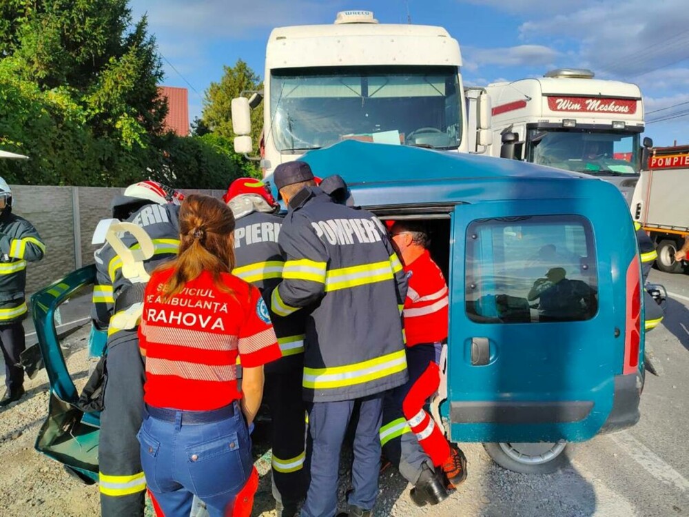 Accident grav pe DN 72, în Prahova. O persoană a decedat, iar alte trei au fost rănite - Imaginea 4