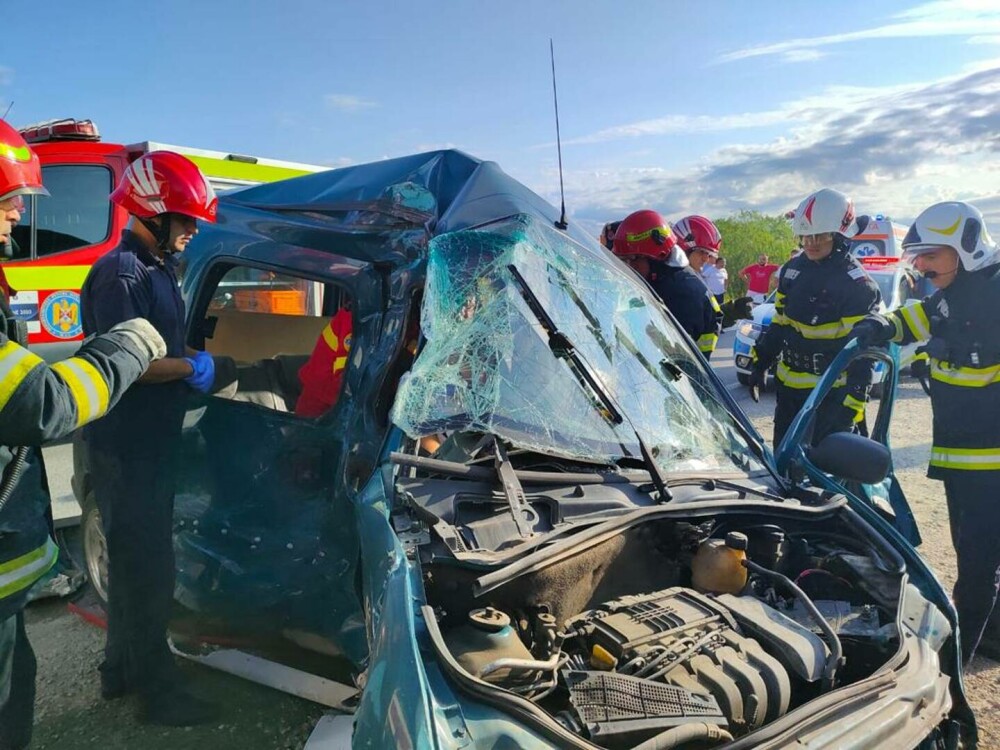 Accident grav pe DN 72, în Prahova. O persoană a decedat, iar alte trei au fost rănite - Imaginea 5