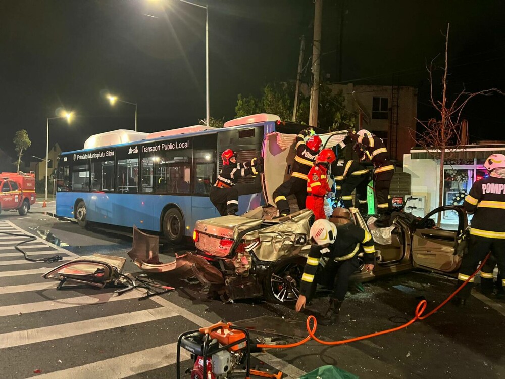 Momentul în care o mașină se izbește violent de două autobuze staționate, în Sibiu. Greșeala flagrantă comisă de șofer - Imaginea 4