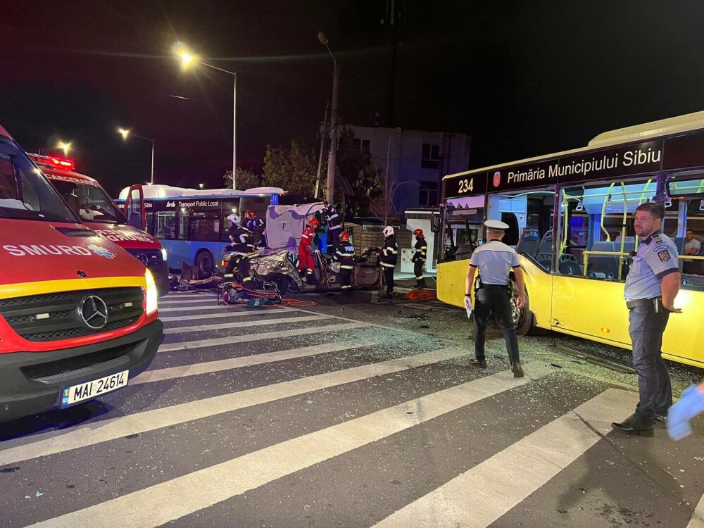 Momentul în care o mașină se izbește violent de două autobuze staționate, în Sibiu. Greșeala flagrantă comisă de șofer - Imaginea 2