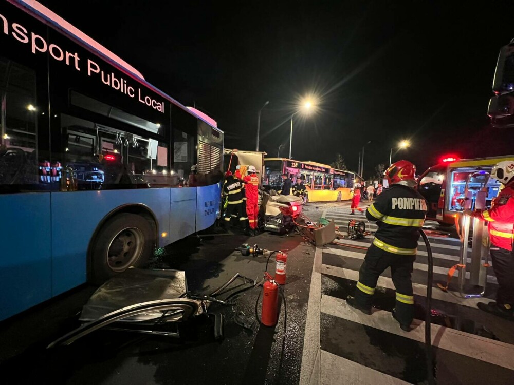 Momentul în care o mașină se izbește violent de două autobuze staționate, în Sibiu. Greșeala flagrantă comisă de șofer - Imaginea 3