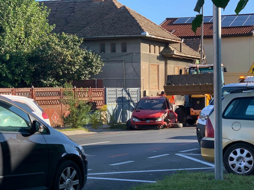 Un şofer băut a intrat cu maşina într-o ţeavă de gaz, în Sibiu. Bărbatul a ajuns apoi la spital | FOTO - Imaginea 2