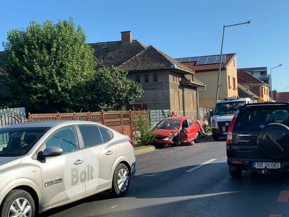 Un şofer băut a intrat cu maşina într-o ţeavă de gaz, în Sibiu. Bărbatul a ajuns apoi la spital | FOTO - Imaginea 4