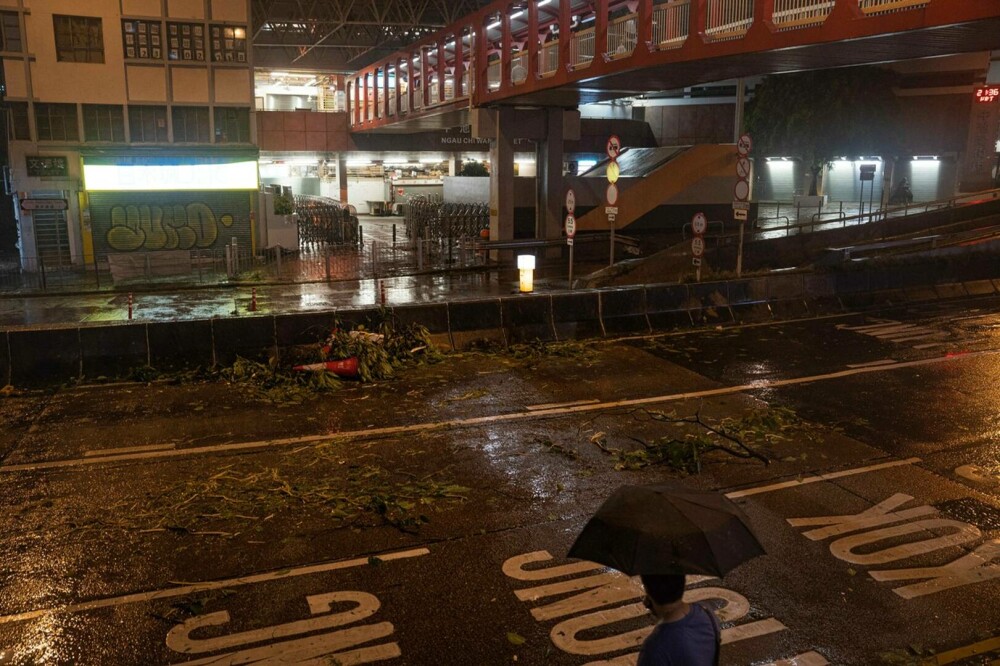 Hong Kong, măturat de taifunul Saola. Zeci de persoane au fost rănite și sute s-au refugiat în adăposturi de urgenţă. FOTO - Imaginea 6
