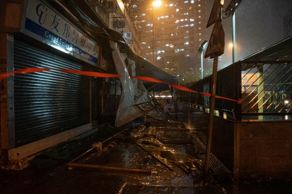 Hong Kong, măturat de taifunul Saola. Zeci de persoane au fost rănite și sute s-au refugiat în adăposturi de urgenţă. FOTO - Imaginea 1
