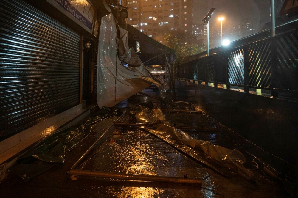 Hong Kong, măturat de taifunul Saola. Zeci de persoane au fost rănite și sute s-au refugiat în adăposturi de urgenţă. FOTO - Imaginea 7