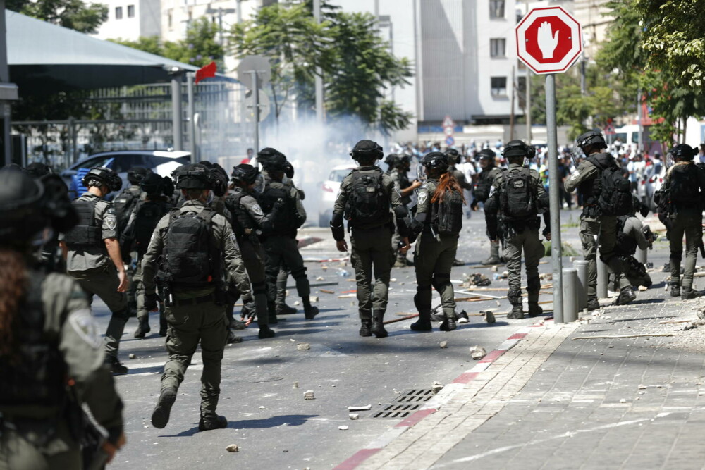 FOTO. Violențe în Tel Aviv. Peste 100 de persoane au fost rănite. Poliția a intervenit cu gaze paralizante - Imaginea 1