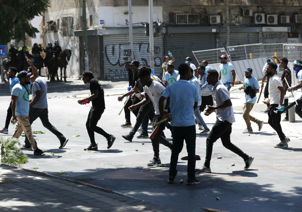 FOTO. Violențe în Tel Aviv. Peste 100 de persoane au fost rănite. Poliția a intervenit cu gaze paralizante - Imaginea 2