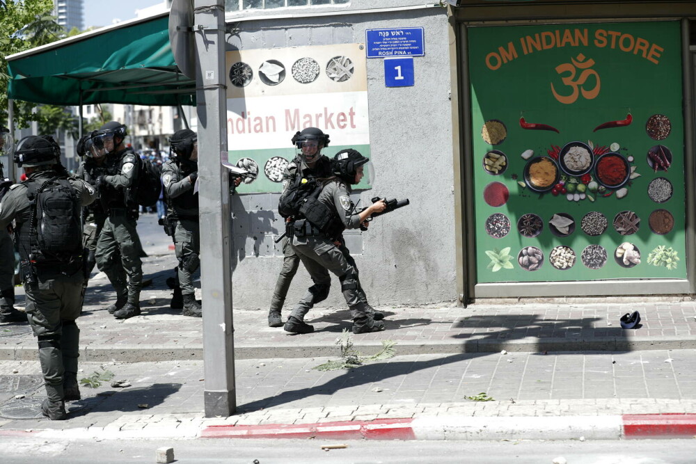 FOTO. Violențe în Tel Aviv. Peste 100 de persoane au fost rănite. Poliția a intervenit cu gaze paralizante - Imaginea 3