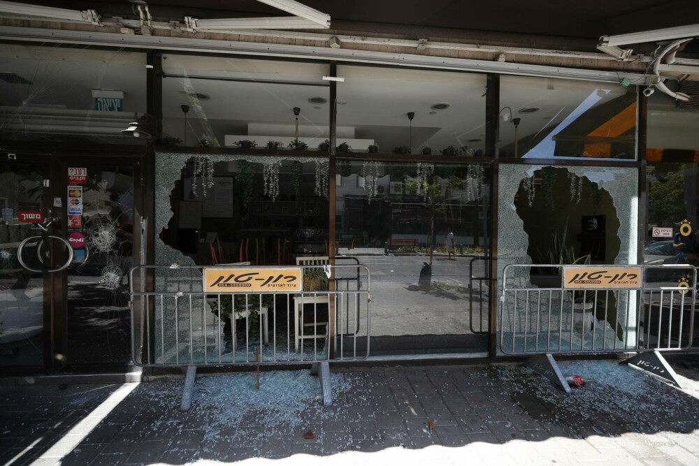FOTO. Violențe în Tel Aviv. Peste 100 de persoane au fost rănite. Poliția a intervenit cu gaze paralizante - Imaginea 5
