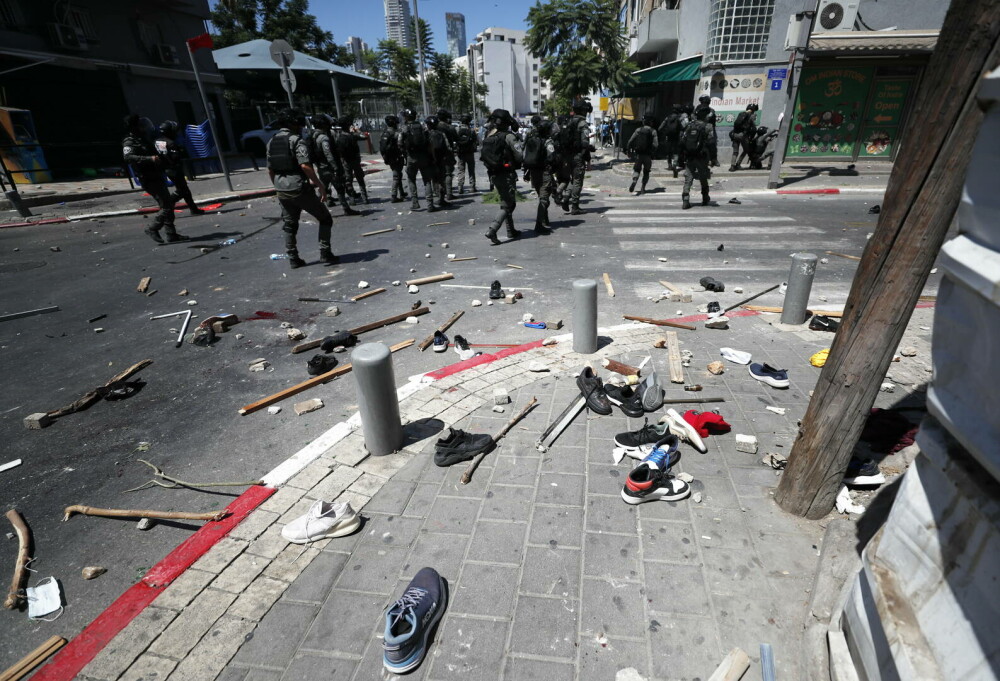 FOTO. Violențe în Tel Aviv. Peste 100 de persoane au fost rănite. Poliția a intervenit cu gaze paralizante - Imaginea 6