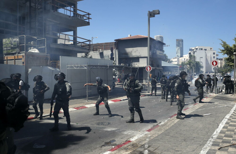 FOTO. Violențe în Tel Aviv. Peste 100 de persoane au fost rănite. Poliția a intervenit cu gaze paralizante - Imaginea 7