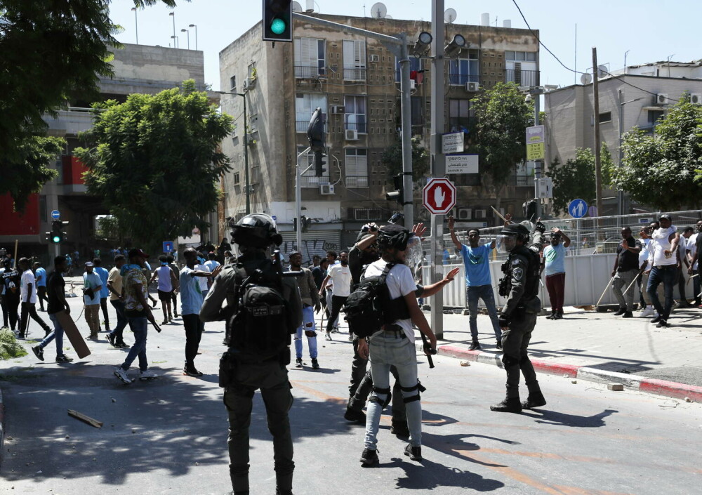 FOTO. Violențe în Tel Aviv. Peste 100 de persoane au fost rănite. Poliția a intervenit cu gaze paralizante - Imaginea 8