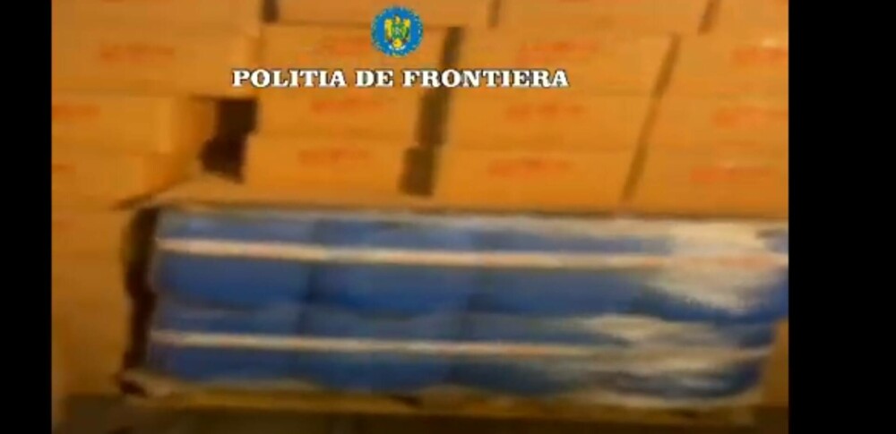 Tone de substanțe inflamabile transportate fără documente legale, descoperite într-un autocamion, în PTF Giurgiu. VIDEO - Imaginea 1