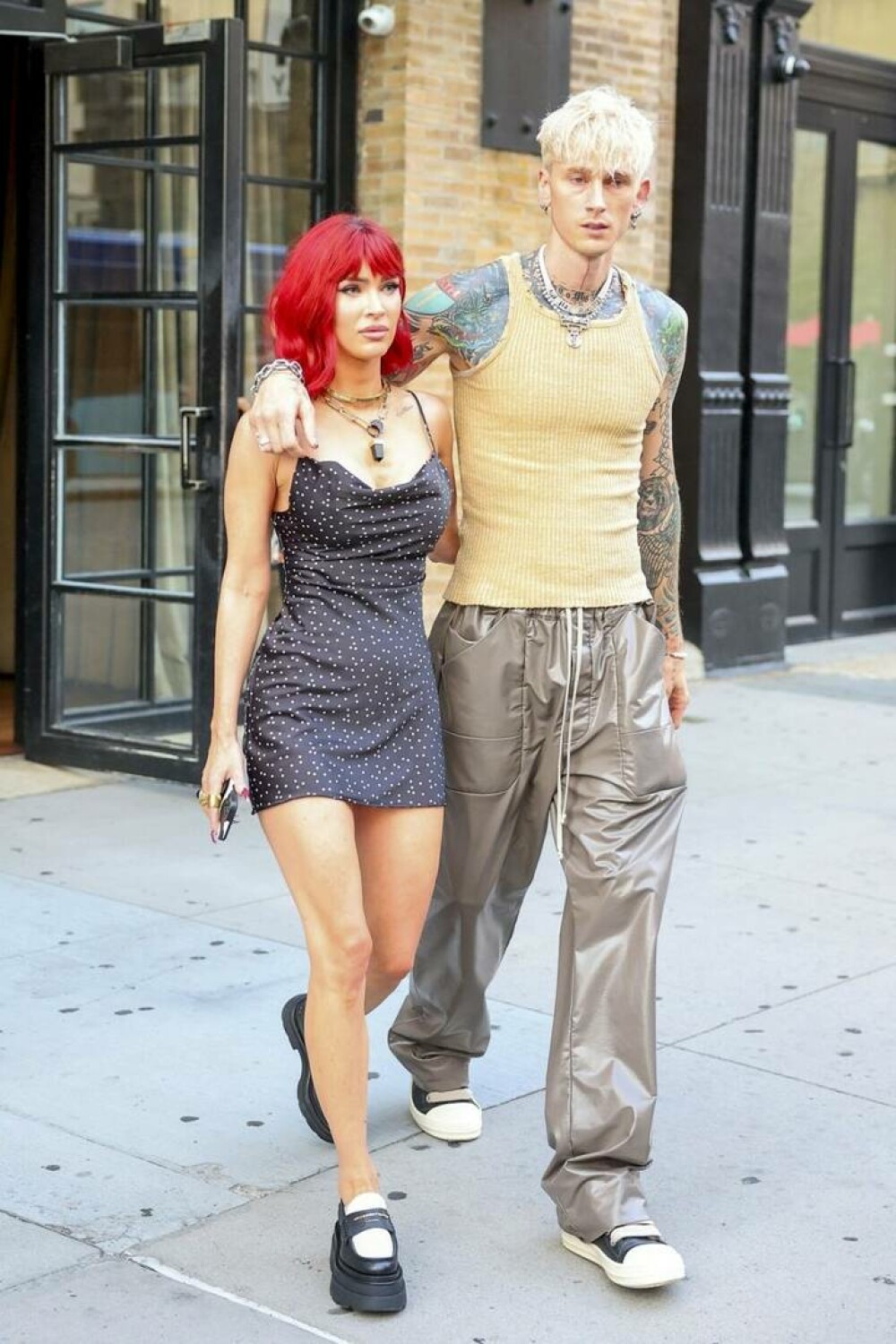 Megan Fox, schimbare radicală de look. Cum a fost văzută actrița pe străzile din New York. GALERIE FOTO - Imaginea 18